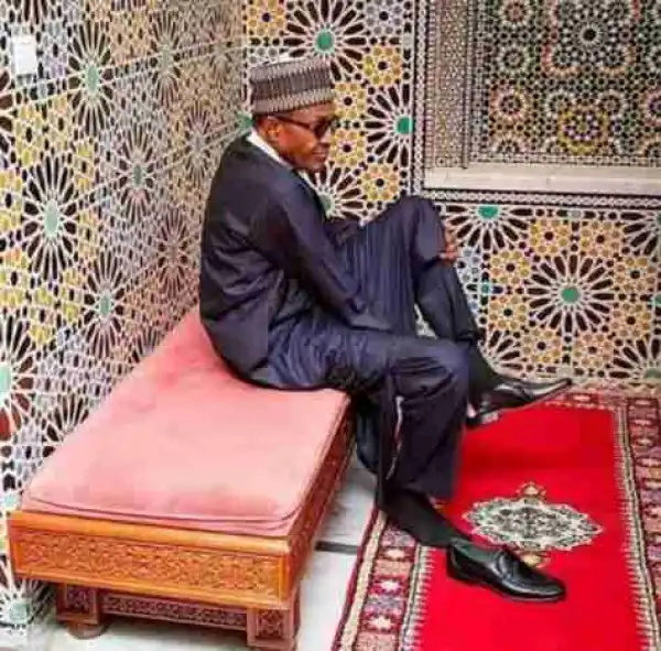 President Buhari Pictured Removing His Shoes By Himself